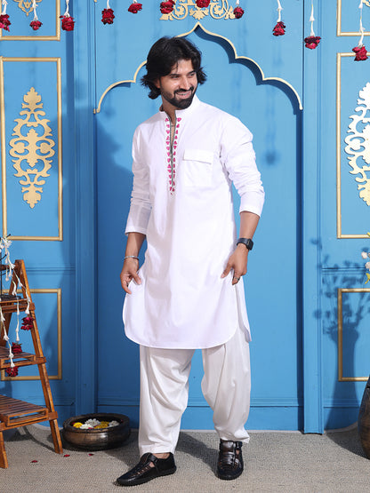 Men white kurta with sleek zipper closure