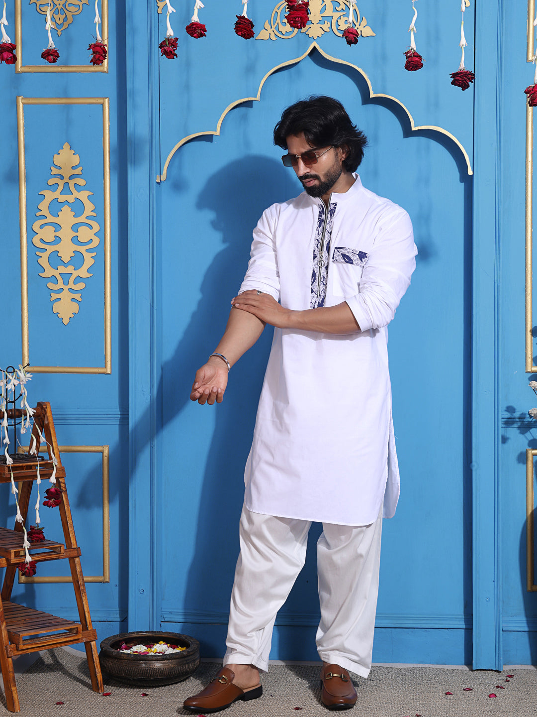 Men's white kurta with zipper closure