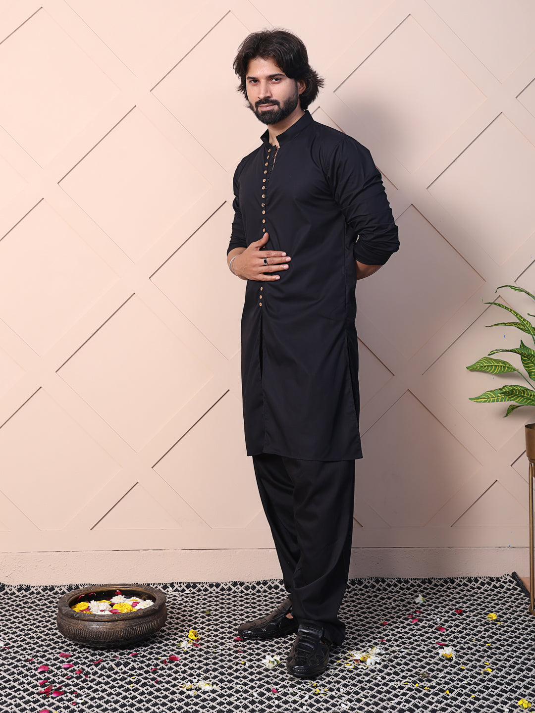 Kurta with button loop accents and a front slit