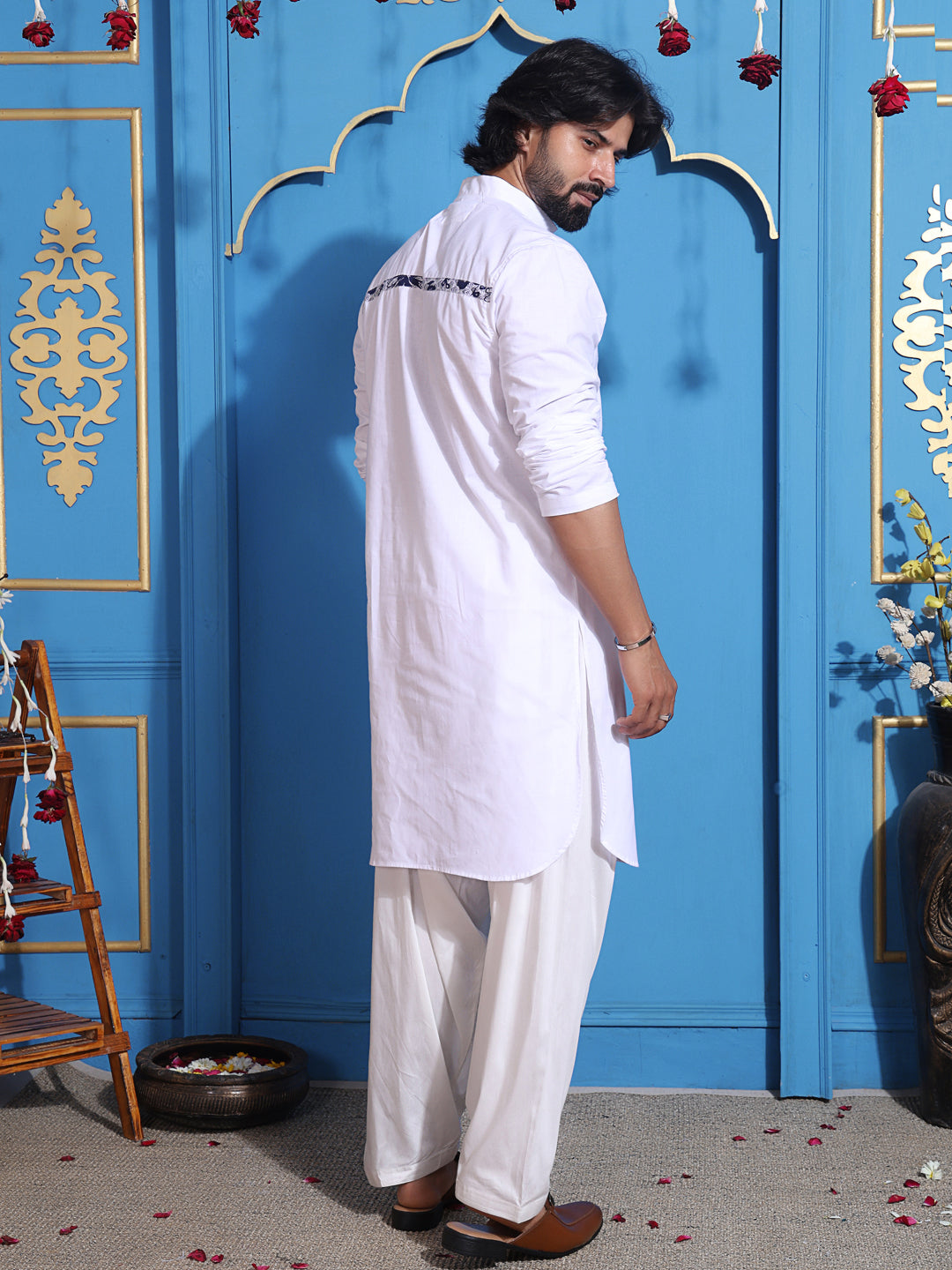 Men's white kurta with zipper closure