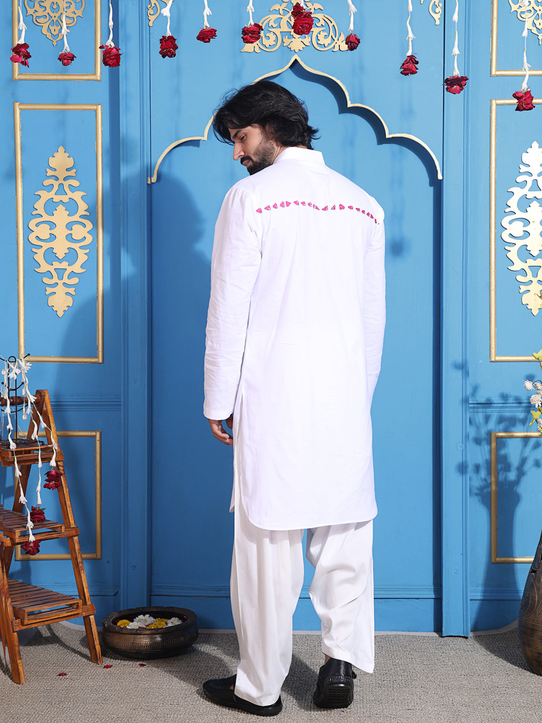 Men white kurta with sleek zipper closure