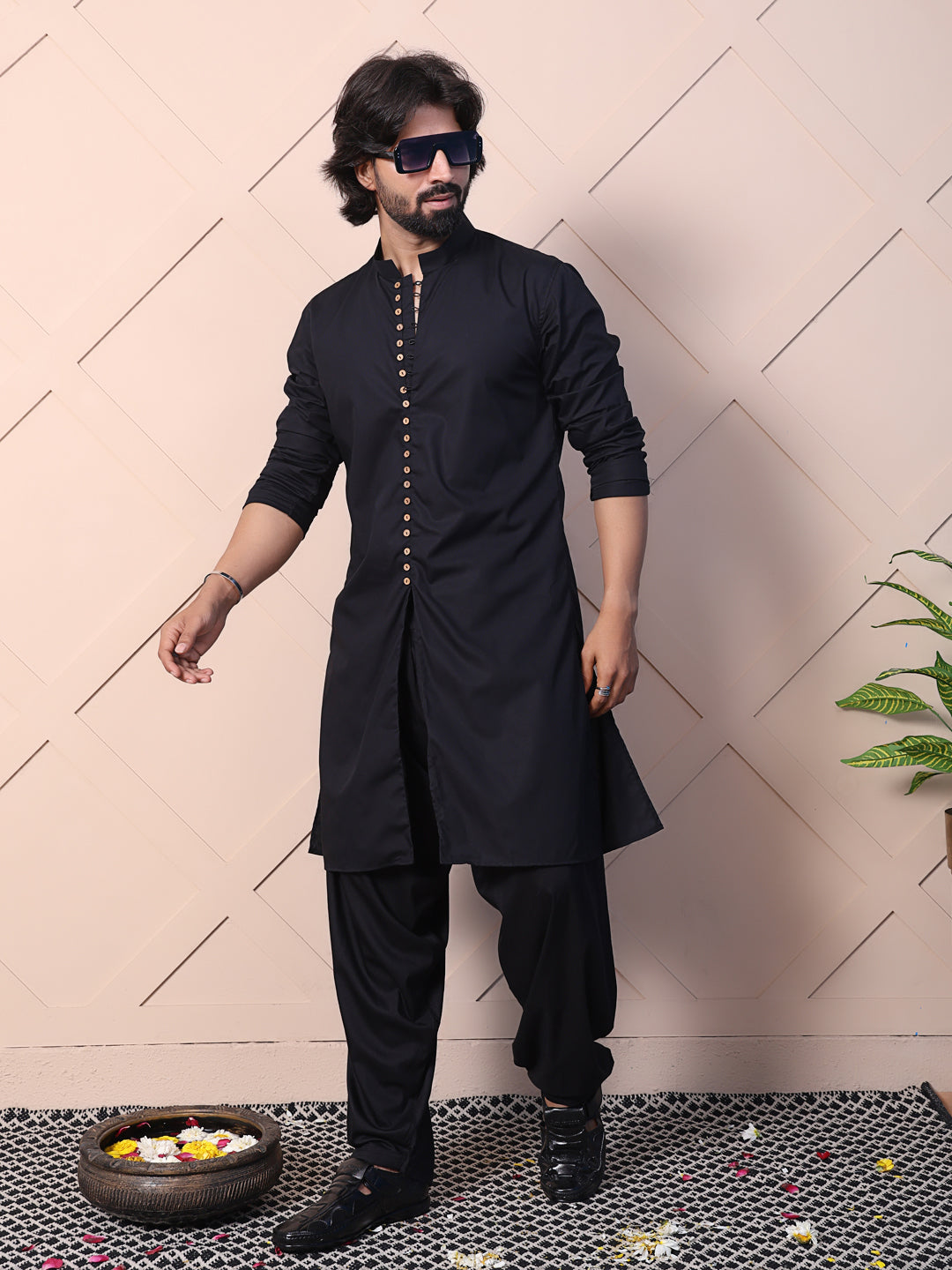 Kurta with button loop accents and a front slit