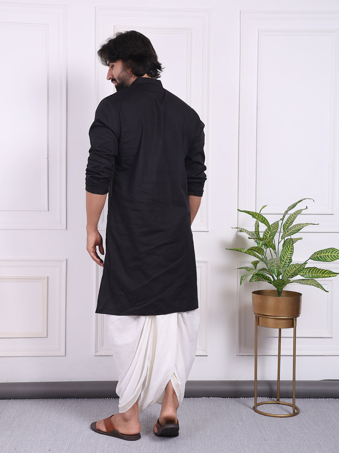 Black kurta with a straight fit and discreet placket detail