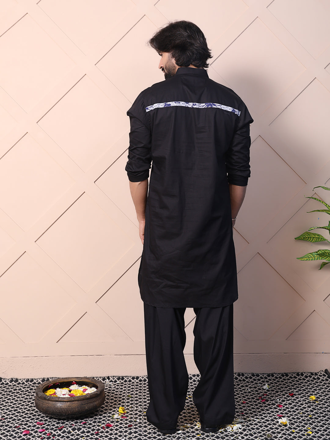 Men's black kurta with zipper closure