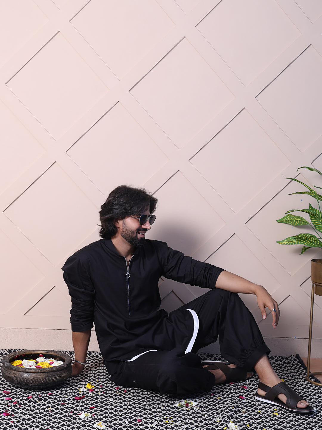 Black kurta with a rounded hem and zip closure